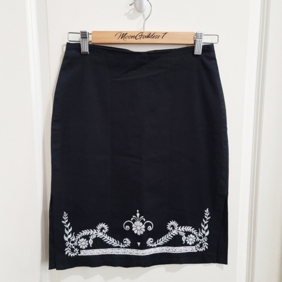 GUESS Embroidered Pencil Skirt โ Floral, Side Slits, Zip Back โ EUC โ Size 2 - Picture 5 of 16